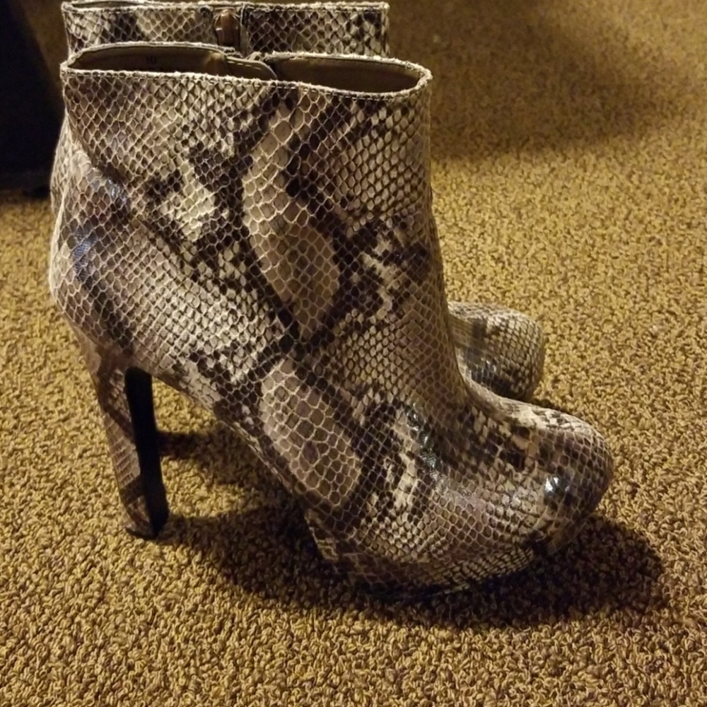 Heeled booties